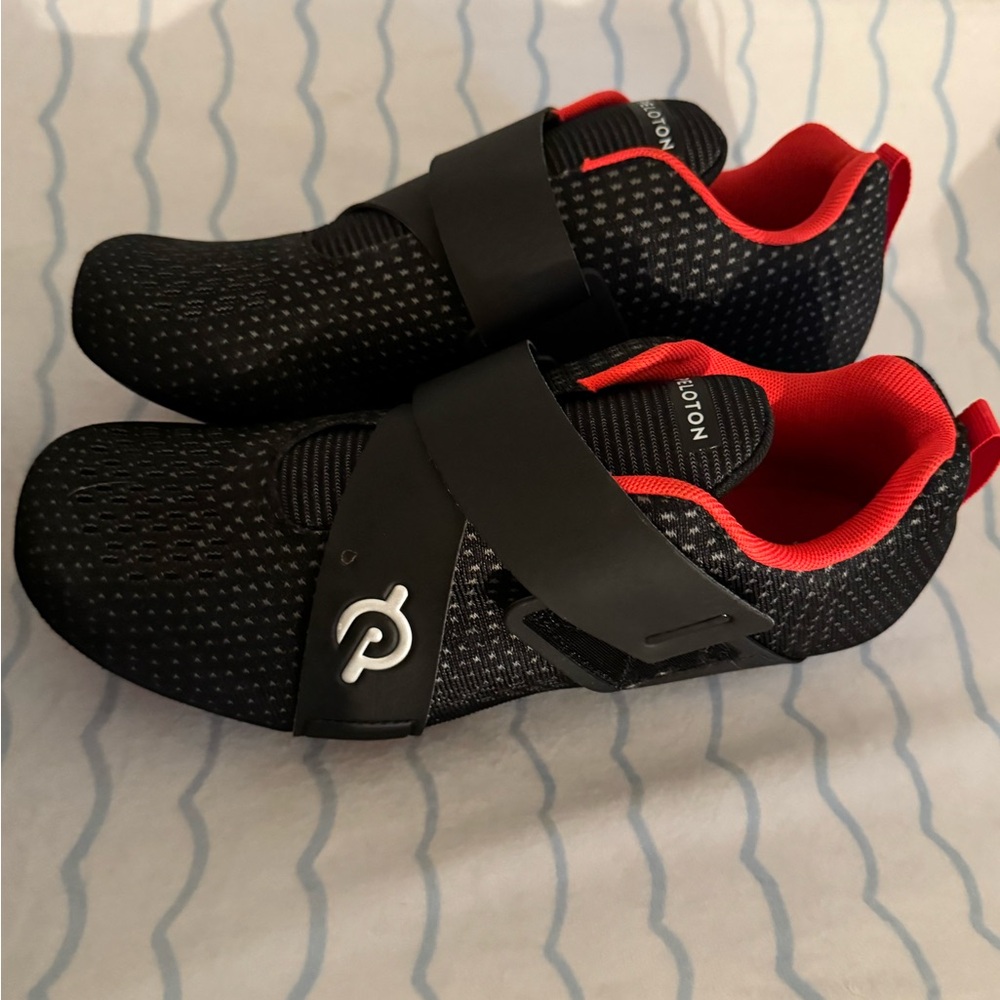 Peloton cycling unisex 39 or women's size 8